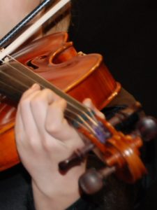 Kind spielt Violine